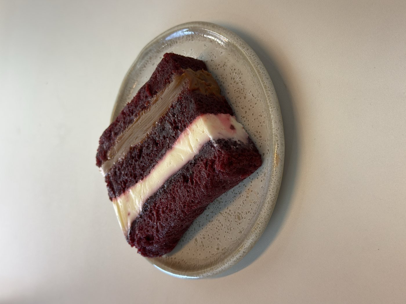 Fatia de red velvet com recheio de cream cheese e doce de leite