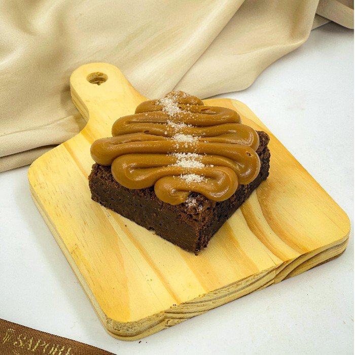 Brownie da Sapore Moretti coberto com doce de leite e açúcar cristal