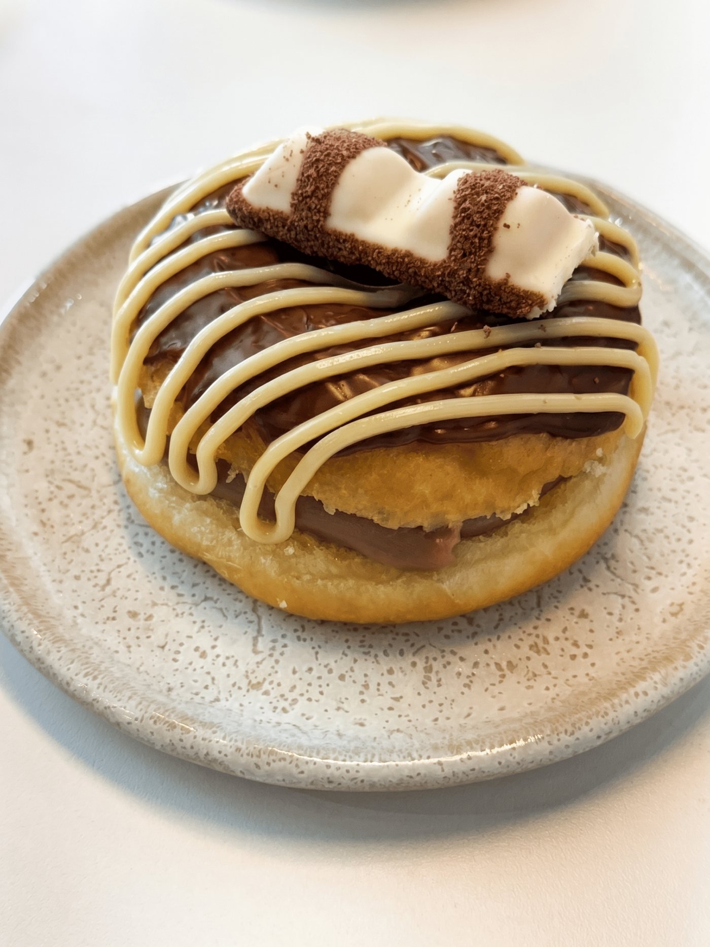 Sobremesa individual com ganache de chocolate e filete de chocolate branco, para acompanhar o café