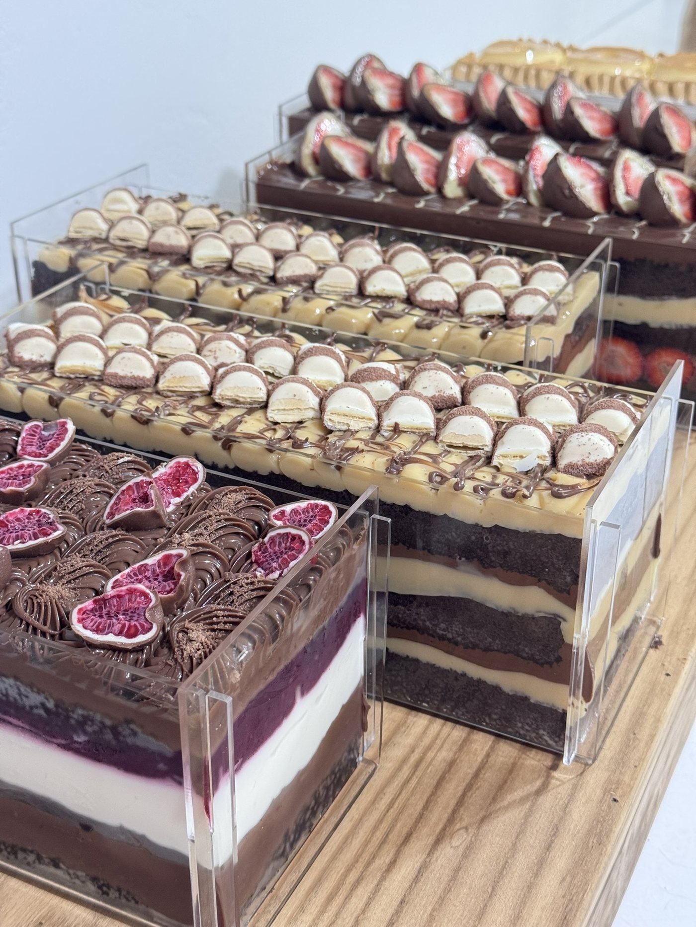 Vitrine de naked cakes da Sapore Moretti com morangos, doce de leite e recheios variados