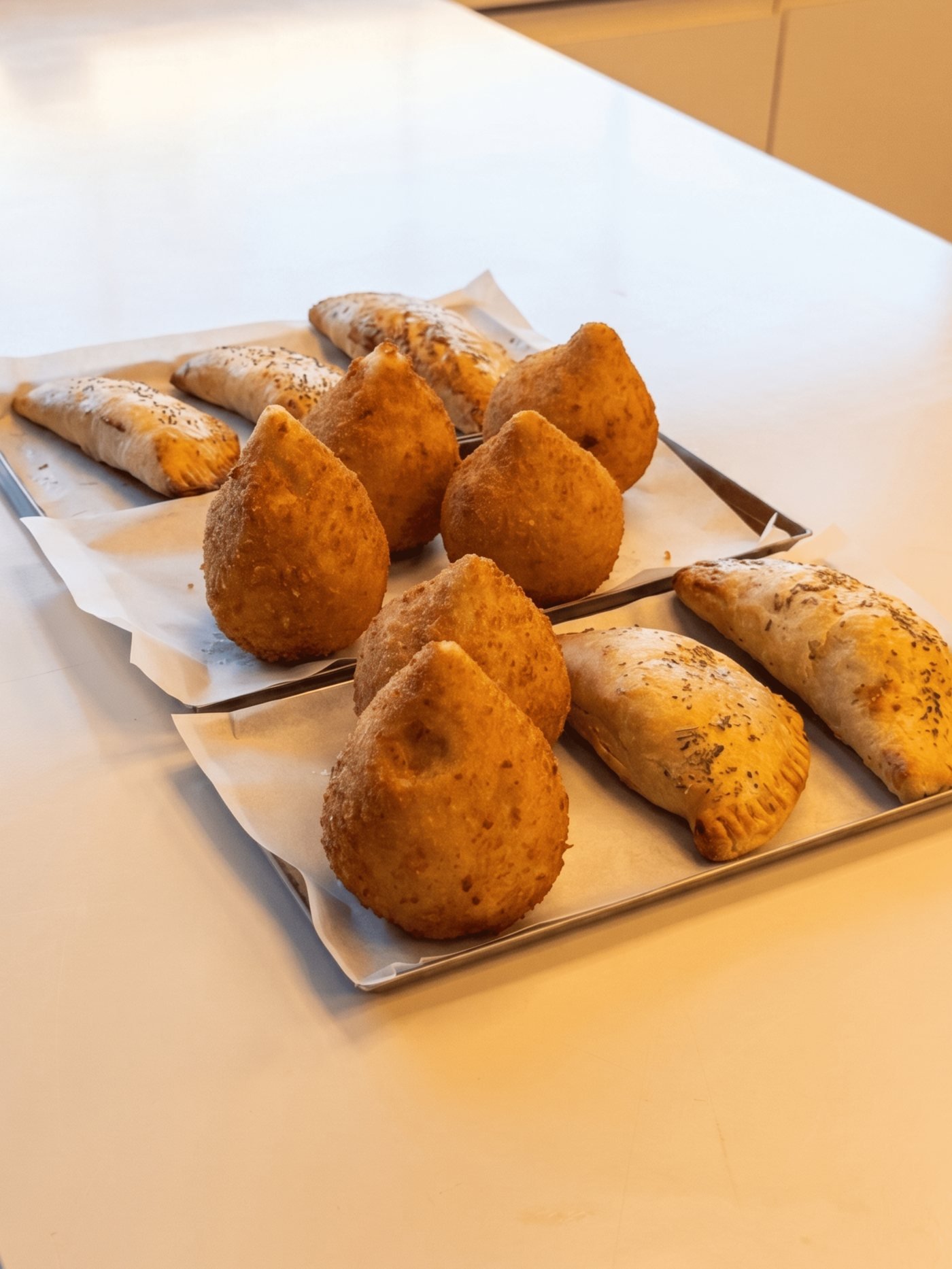 Bandeja de coxinhas e pastéis da Sapore Moretti, outro ângulo