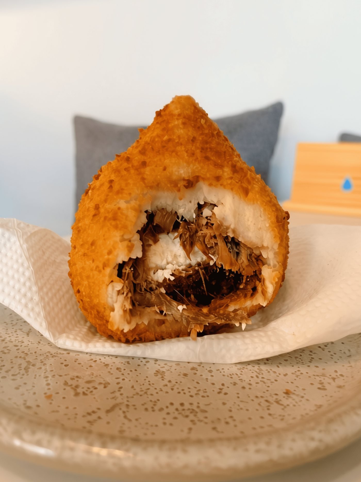 Coxinha da Sapore Moretti aberta, mostrando o recheio